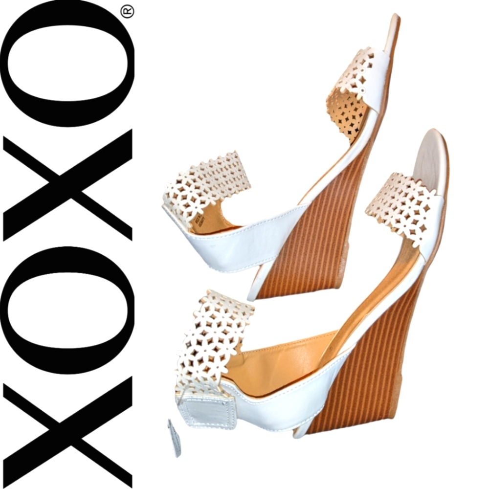 🧡- XOXO White Flowery Sandals, Size 7.5